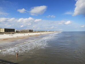 Rannalla, aurinkotuoleja