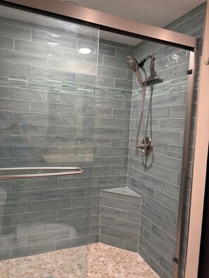 Ensemble douche/baignoire, sèche-cheveux, serviettes fournies, savon