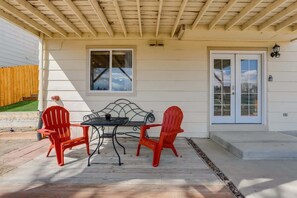 Outdoor dining - Private Guest Suite with King bed (Centennial)