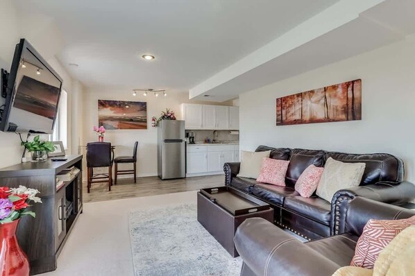 TV, offices - Private Guest Suite with King bed (Centennial)