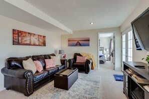 Televisión y oficina 