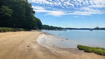 Vlak bij het strand, ligstoelen aan het strand, strandlakens