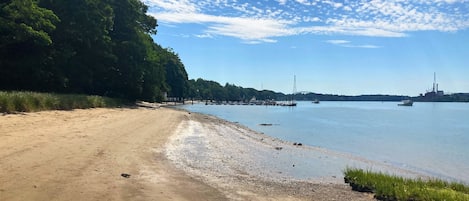 靠近海滩、沙滩椅、沙滩毛巾