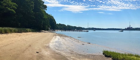 Perto da praia, espreguiçadeiras, toalhas de praia 