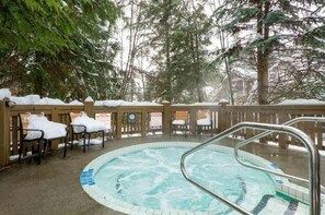 Outdoor spa tub - Spacious Rustic Whistler Retreat at the Woods (Whistler)
