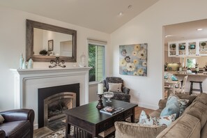 Smart-tv, eldstad, dvd-spelare och leksaker