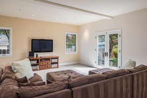 Smart-tv, eldstad, dvd-spelare och leksaker