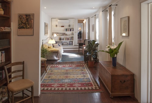 Lovely Apt. W/ Grand Piano in Oltrarno near Pitti Palace