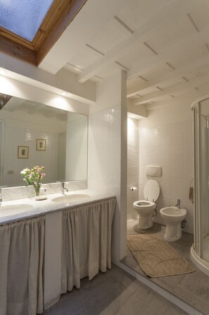Badewanne, Haartrockner, Bidet, Handtücher