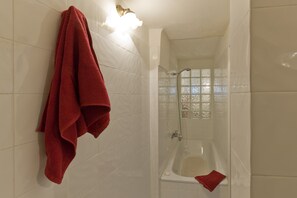 Badewanne, Haartrockner, Bidet, Handtücher