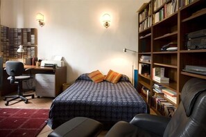 2 Schlafzimmer, Schreibtisch, schallisolierte Zimmer