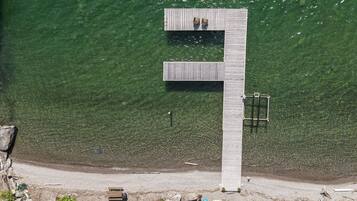 Vlak bij het strand, ligstoelen aan het strand, strandlakens