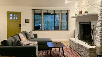 Una Smart TV, una chimenea