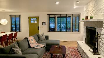 Una Smart TV, una chimenea