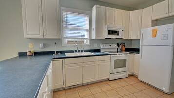 ثلاجة، ميكروويف، فرن، موقد طهي مسطح