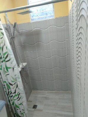 Douche, douche à « effet pluie », articles de toilette gratuits