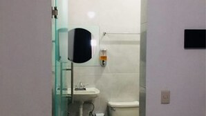 Comfort Room, 1 Double Bed, Non Smoking | Bathroom | Shower, free toiletries, hair dryer, towels - Hotel Villa 12 TX (Tequisquiapan)