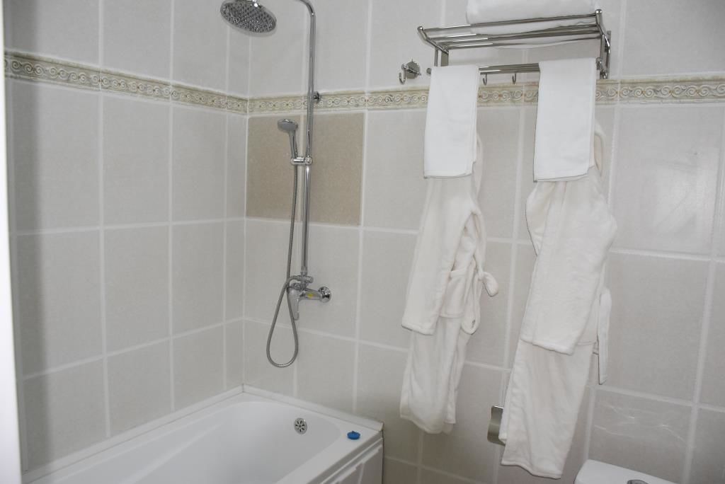 luxury apartment, hot tub | tech