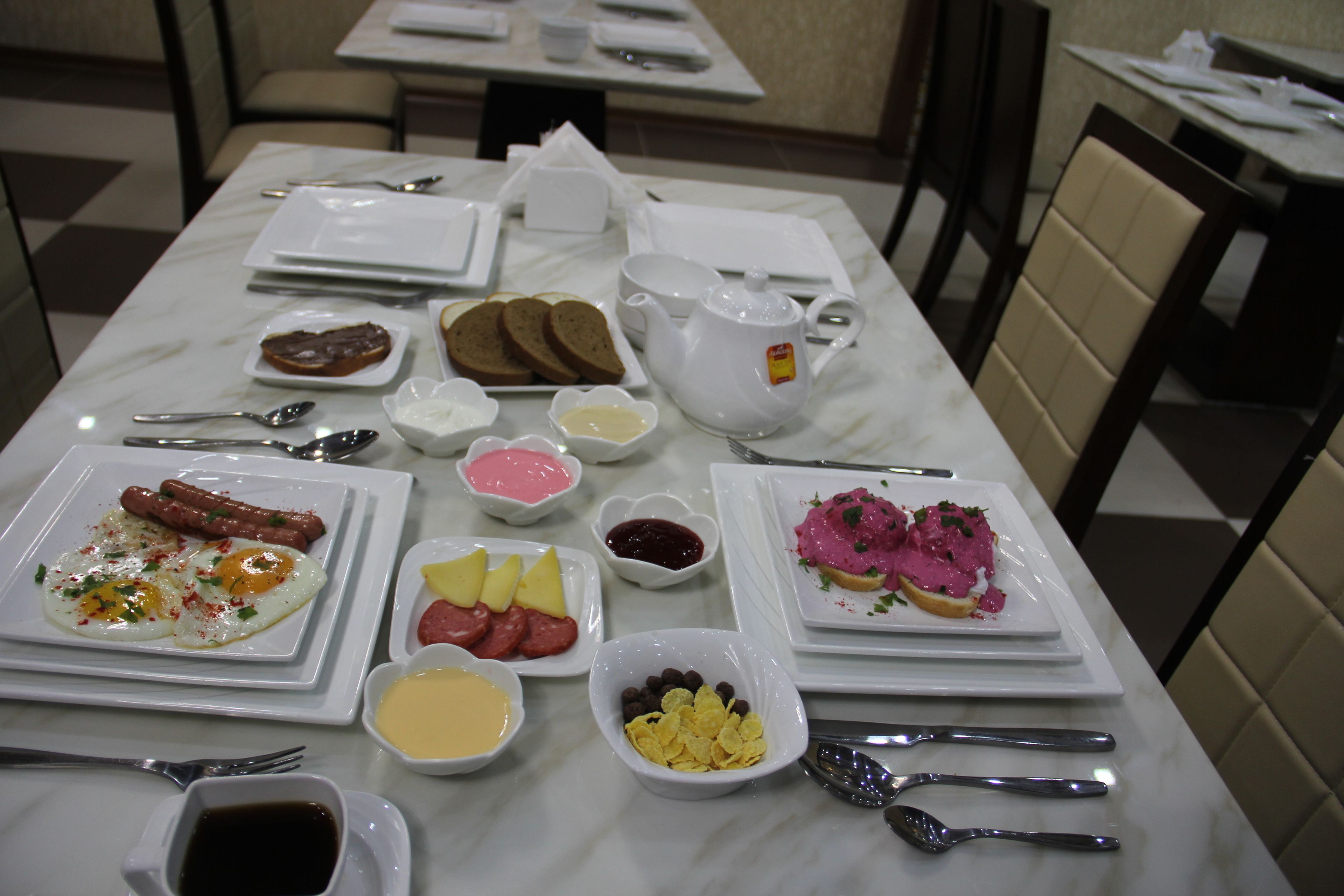 free daily full breakfast