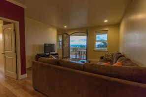 Deluxe Suite, 2 Bedrooms, Ocean View | Free WiFi, bed sheets - Oceanfront Vacation Rental (Hakalau)