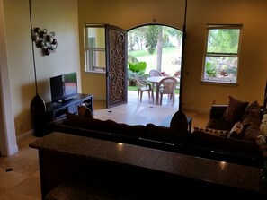 Free WiFi, bed sheets - Oceanfront Vacation Rental (Hakalau)