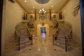Staircase - Oceanfront Vacation Rental (Hakalau)