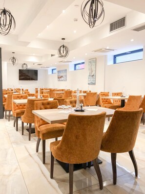 بوفيه فطور مجانًا يوميًا