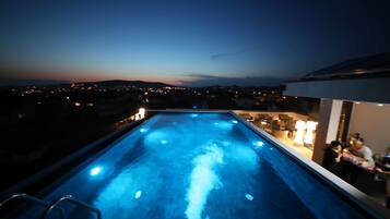 Piscine extérieure, chaises longues