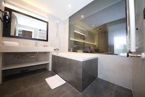 Douche, articles de toilette (gratuits), séchoir à cheveux, pantoufles
