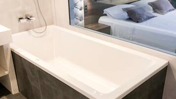 Appartement Familial, balcon | Salle de bain | Douche, articles de toilette gratuits, sèche-cheveux, chaussons