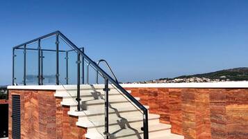 Piscine extérieure, chaises longues