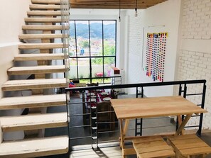 Tủ lạnh, lò vi sóng, bếp nấu, nồi cơm