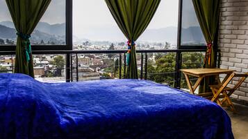 Family Townhome, 3 Bedrooms, Non Smoking | 3 bedrooms, down duvets, individually furnished, iron/ironing board