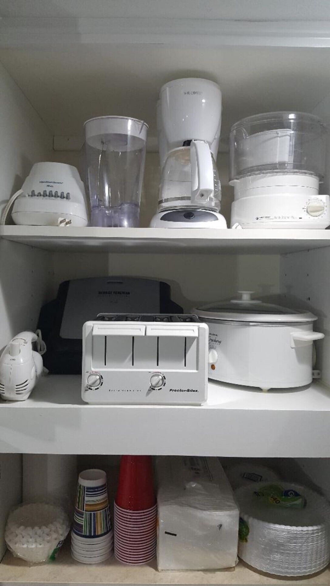 Une cuisine équipée d’un grille-pain ProctorSilex, d’un mixeur, d’une machine à café et d’un cuiseur à riz.