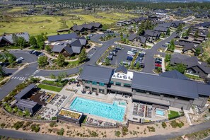 Exterior - CHEERY + bright ~ plush beds ~ resort amenities ~ BBQ ~Bend/Bachelor ~ wifi ~ 🐶 (Bend)