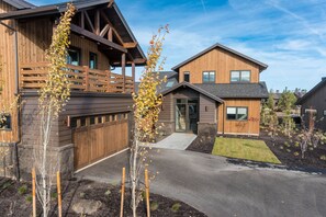 Exterior - CHEERY + bright ~ plush beds ~ resort amenities ~ BBQ ~Bend/Bachelor ~ wifi ~ 🐶 (Bend)