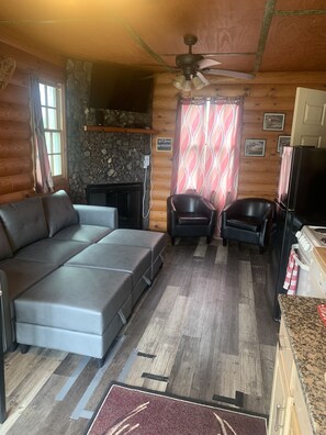 Smart TV, fireplace, DVD player - Private lake full of fish, bonfire pit, dock, boat ramp, WIFI Dogs Welcome (Cloquet)