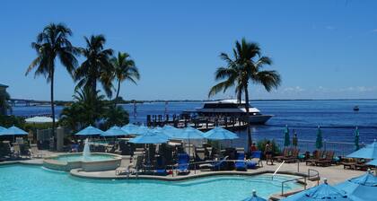 Upea rannikkohuvila minuutin päässä rannalta. Yacht Club -alue, jossa 2 kajakkia ja 4 polkupyörää