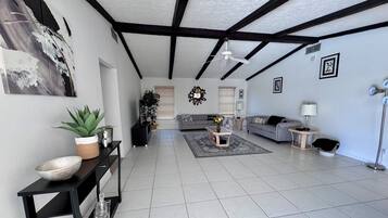 智能電視、DVD 播放機、書籍、音響