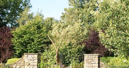 Charming And Comfortable Farm Cottage In Spectacular Garden Setting