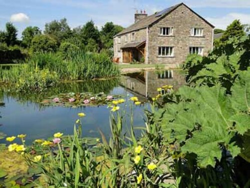 Charmantes und komfortables Bauernhaus in spektakulärer Gartenlage