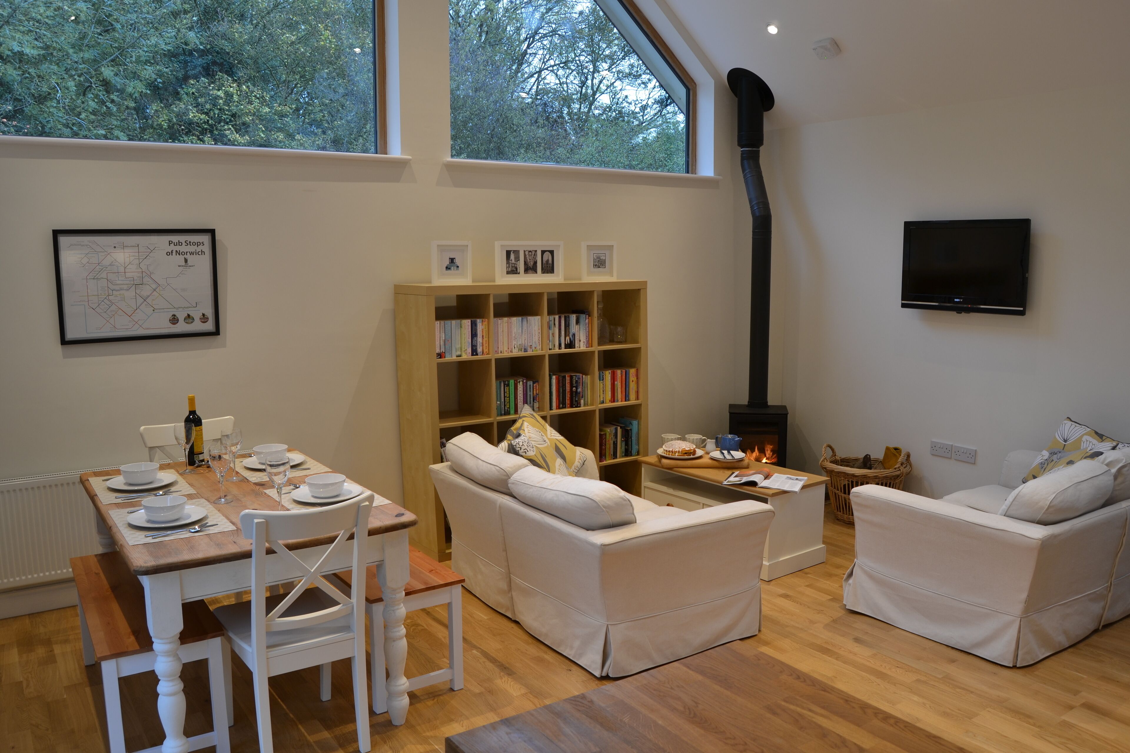 Téléviseur, foyer, table de ping-pong, livres
