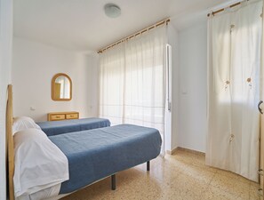 3 slaapkamers, een strijkplank/strijkijzer, internet, beddengoed