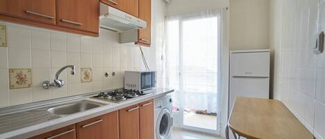 Een koelkast, een magnetron, een oven, een kookplaat