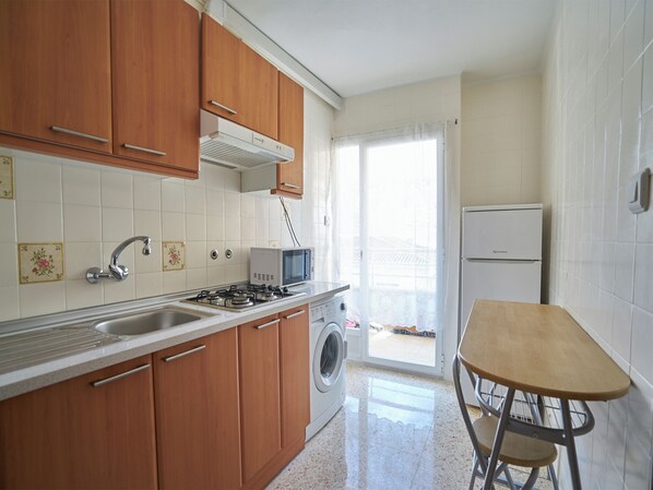 Een koelkast, een microgolfoven, een oven, een kookplaat