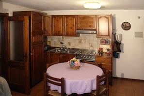 Fridge, oven, stovetop, coffee/tea maker