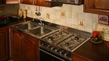 Fridge, oven, stovetop, coffee/tea maker