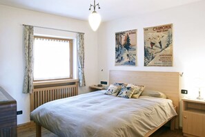 2 Schlafzimmer, Schreibtisch, Bügeleisen/Bügelbrett, Bettwäsche