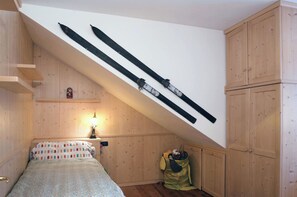 2 bedrooms, desk, iron/ironing board, bed sheets
