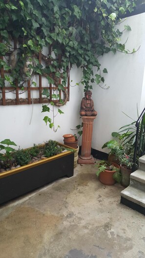 Exterior detail - Lovely Large Garden Flat near Westfield & Olympia (London)